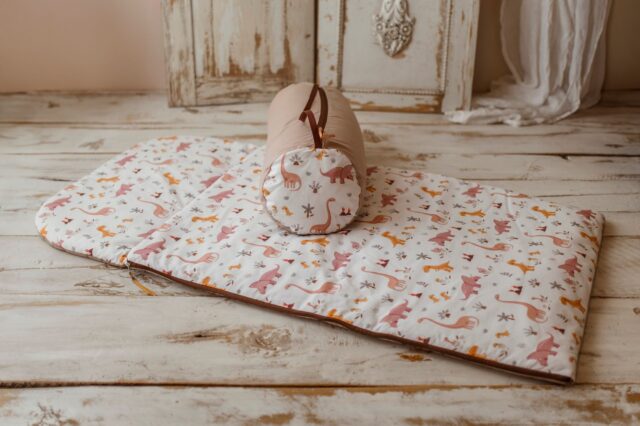 Śpiworek do przedszkola 140×75cm pink dinozaury