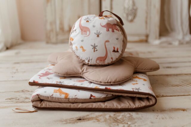 Śpiworek do przedszkola 140×75cm pink dinozaury