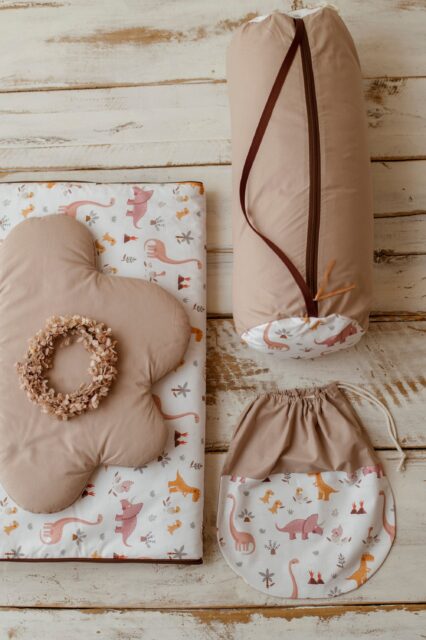 Śpiworek do przedszkola 140×75cm pink dinozaury