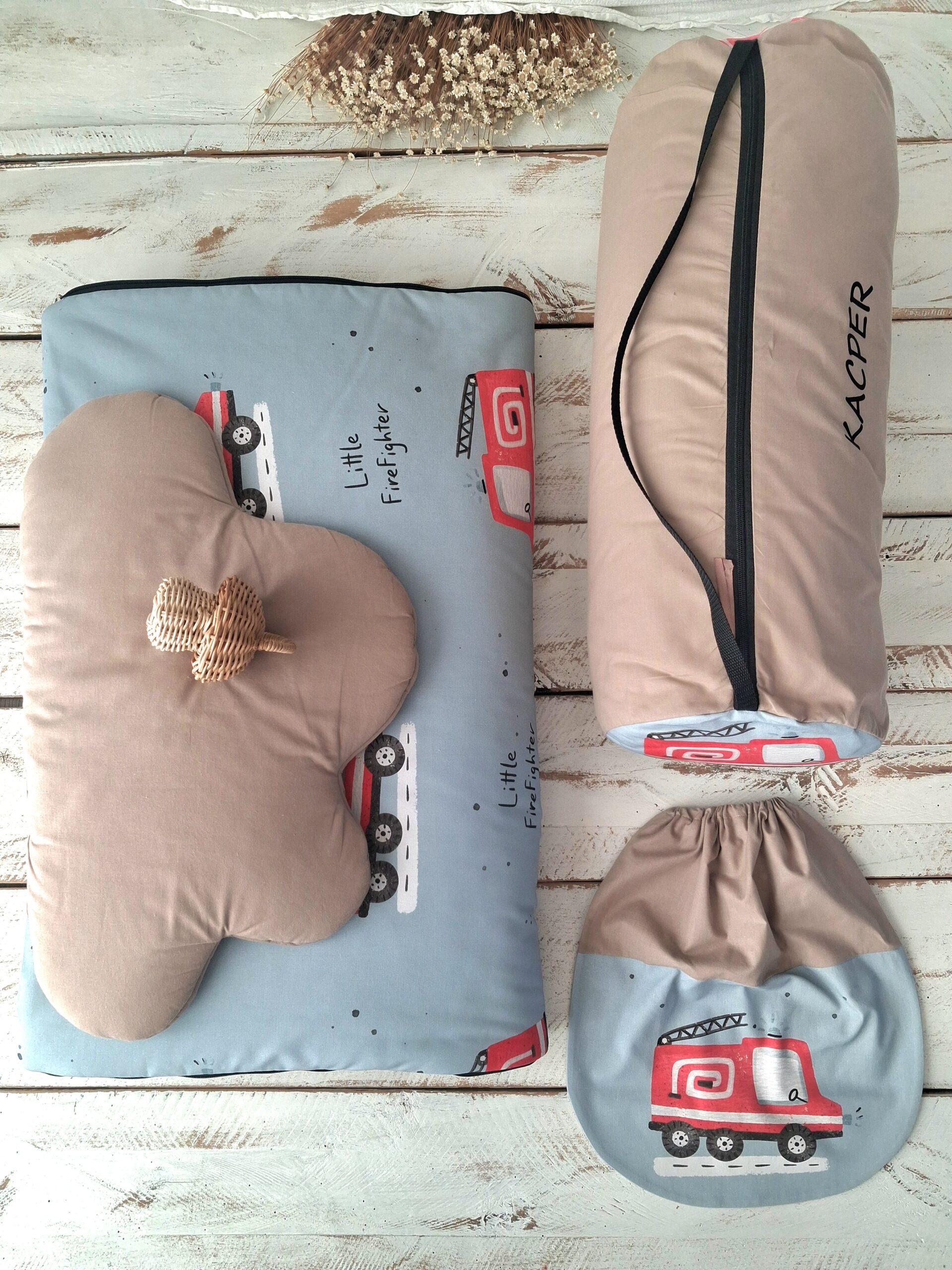 Śpiworek do przedszkola 140×75cm wozy strażacie
