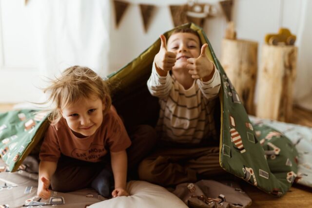 Śpiworek do przedszkola dla chłopczyka zielone auta
