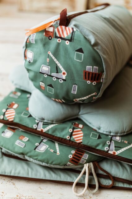 Śpiworek do przedszkola dla chłopczyka zielone auta