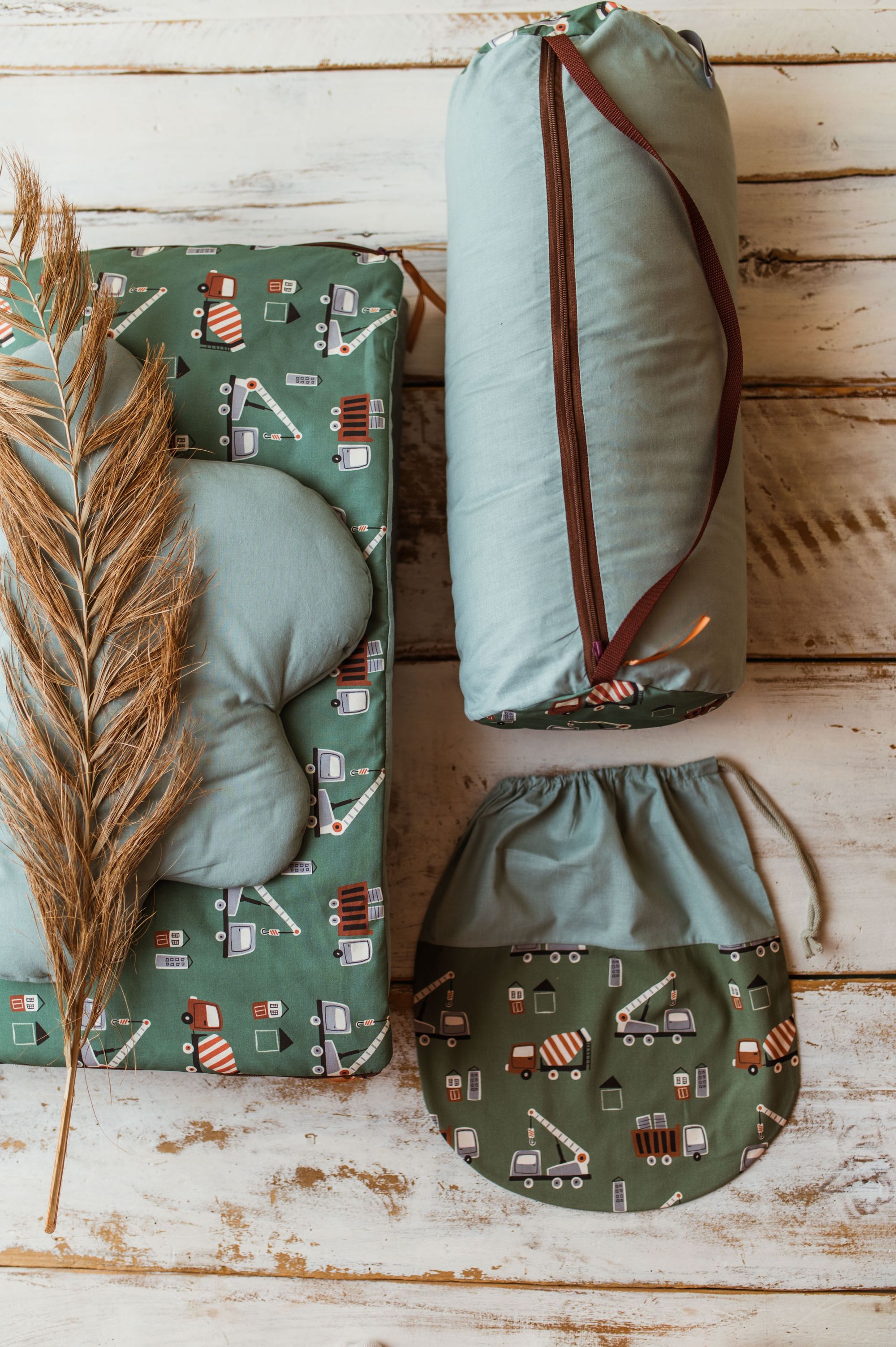 Śpiworek do przedszkola dla chłopczyka zielone auta