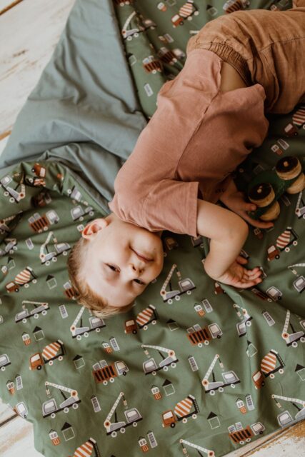Śpiworek do przedszkola dla chłopczyka zielone auta