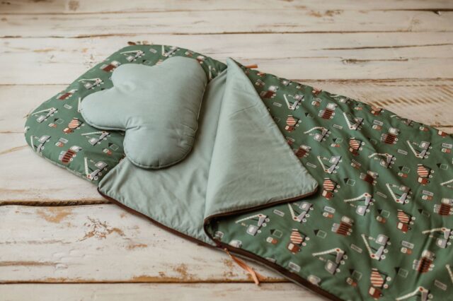 Śpiworek do przedszkola dla chłopczyka zielone auta