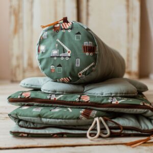 Śpiworek do przedszkola dla chłopczyka zielone auta