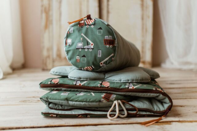 Śpiworek do przedszkola dla chłopczyka zielone auta