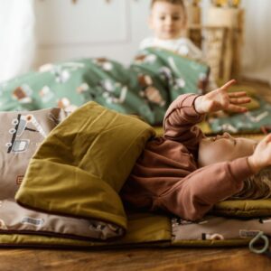 Śpiworek do przedszkola dla chłopczyka zielone auta