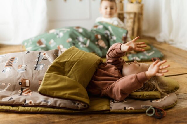 Śpiworek do przedszkola dla chłopczyka zielone auta