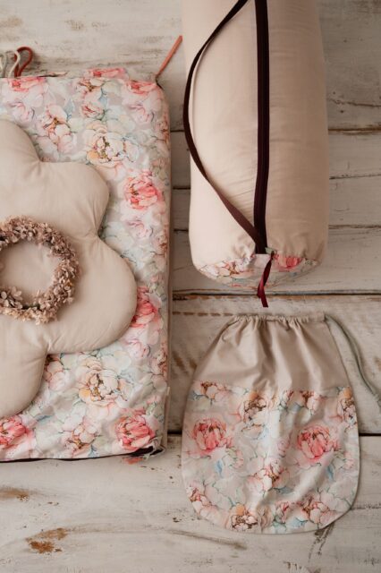 Śpiworek do przedszkola dla dziewczynki 140×75cm kwiaty