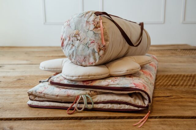 Śpiworek do przedszkola dla dziewczynki 140×75cm kwiaty