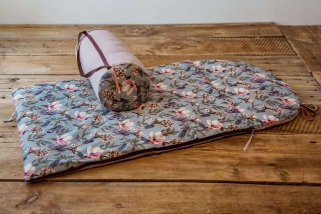 Śpiworek do przedszkola dla dziewczynki 140×75cm kwiatki