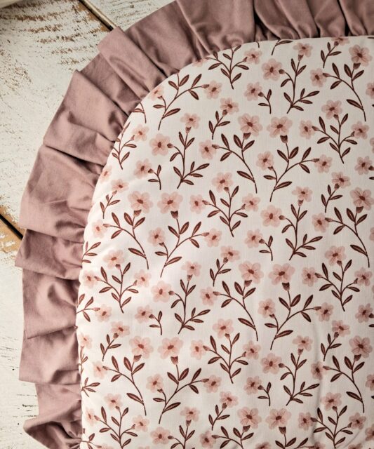 Śpiworek do przedszkola z falbanką 140×75cm różany drzewko różane