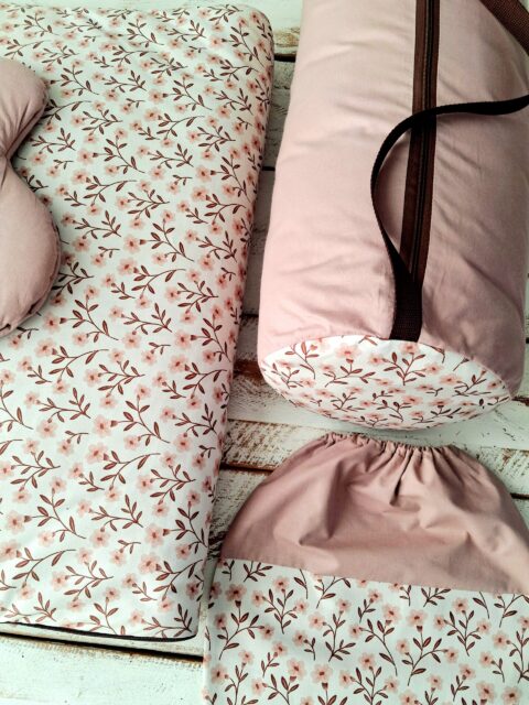 Śpiworek do przedszkola z falbanką 140×75cm różany drzewko różane