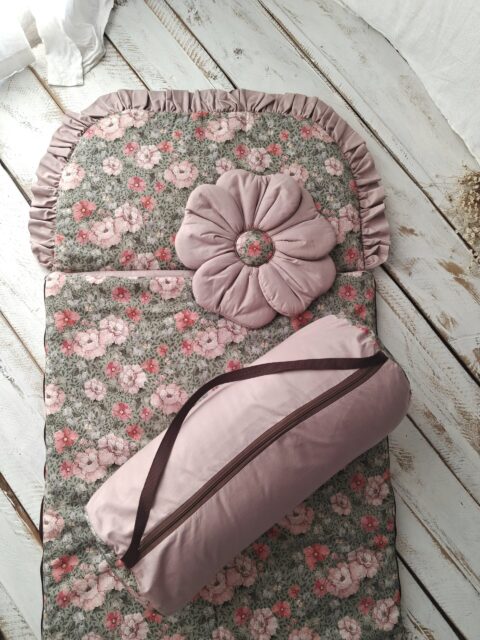 Śpiworek do przedszkola z falbanką 140×75cm różany wiosenne kwiaty
