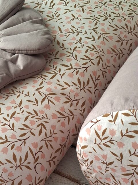 Śpiworek do przedszkola z falbanką 140×75cm różowe konwalie