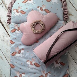 Śpiworek do przedszkola z falbanką 140×75cm skrzydlaty jednorożec