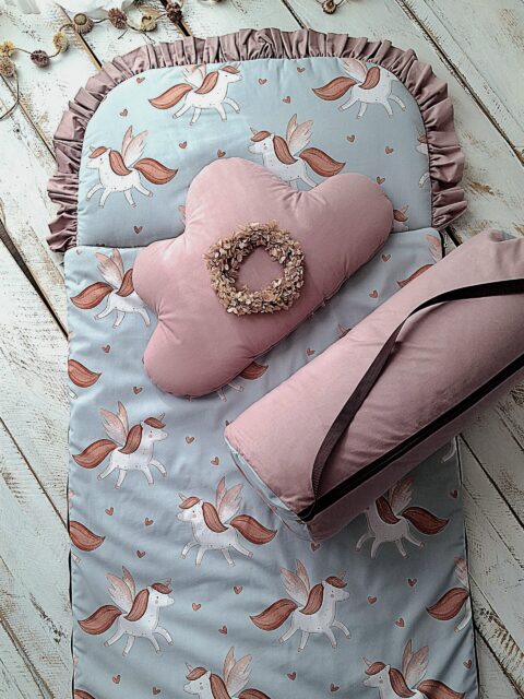 Śpiworek do przedszkola z falbanką 140×75cm skrzydlaty jednorożec