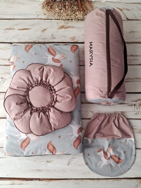 Śpiworek do przedszkola z falbanką 140×75cm skrzydlaty jednorożec