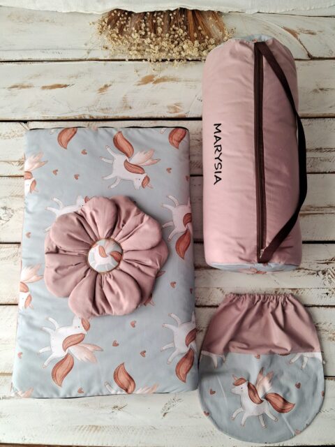 Śpiworek do przedszkola z falbanką 140×75cm skrzydlaty jednorożec