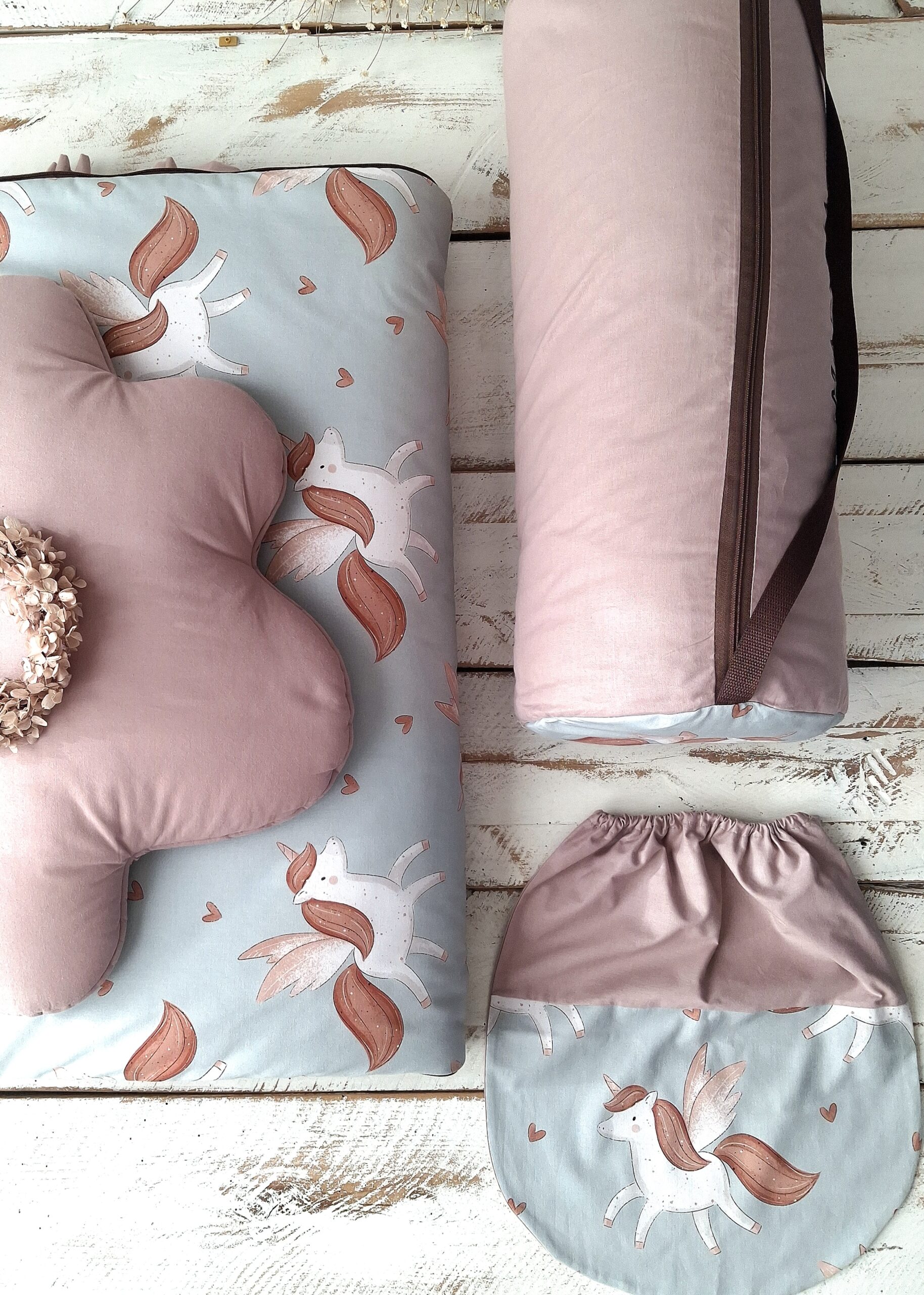 Śpiworek do przedszkola z falbanką 140×75cm skrzydlaty jednorożec