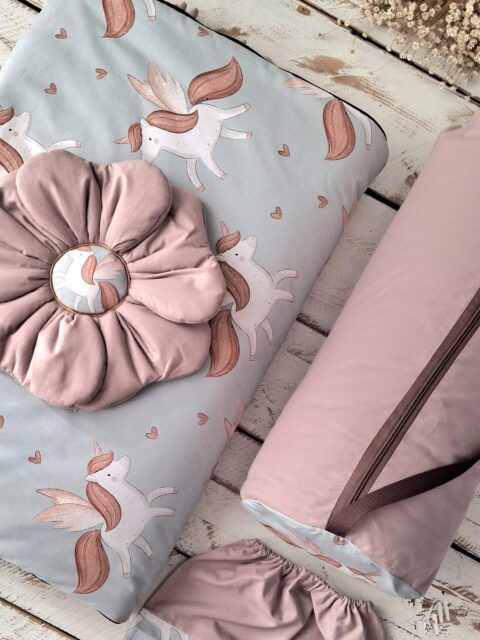 Śpiworek do przedszkola z falbanką 140×75cm skrzydlaty jednorożec