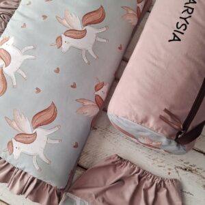 Śpiworek do przedszkola z falbanką 140×75cm skrzydlaty jednorożec