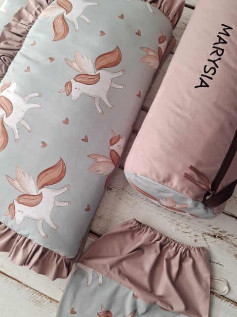 Śpiworek do przedszkola z falbanką 140×75cm skrzydlaty jednorożec