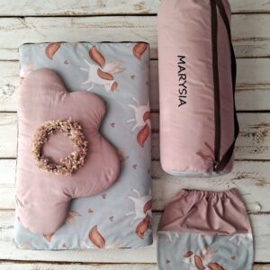 Śpiworek do przedszkola z falbanką 140×75cm skrzydlaty jednorożec