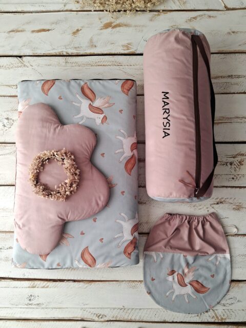 Śpiworek do przedszkola z falbanką 140×75cm skrzydlaty jednorożec