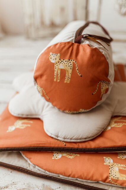 Śpiworek do przedszkola z pokrowcem 140×75cm gepardy