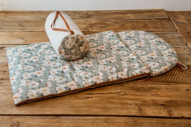 Śpiworek do spania z poduszką i workiem 6-10 lat białe kwiaty