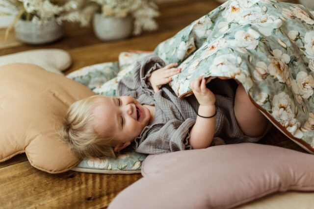 Śpiworek do spania z poduszką i workiem 6-10 lat białe kwiaty