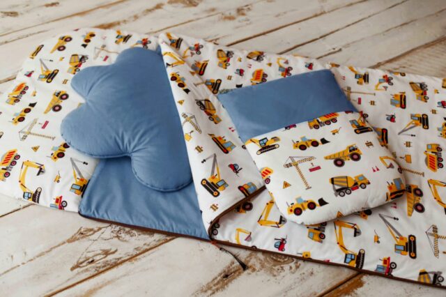 Śpiworek do żłobka dla chłopca koparki 60×120cm