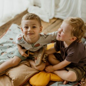 Śpiworek do żłobka dla chłopca w samochodziki niebieski