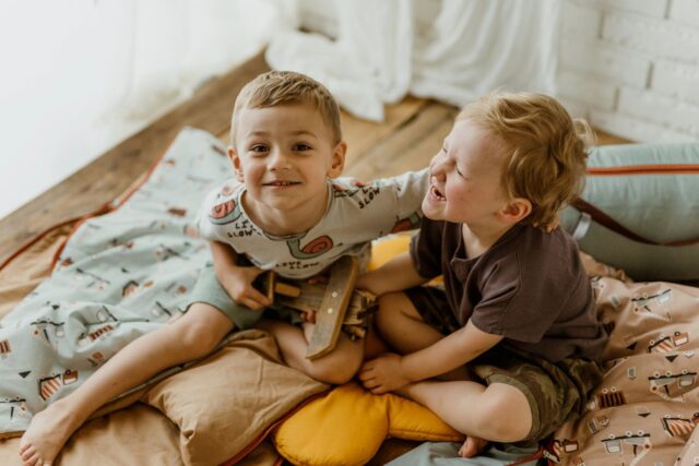 Śpiworek do żłobka dla chłopca w samochodziki niebieski