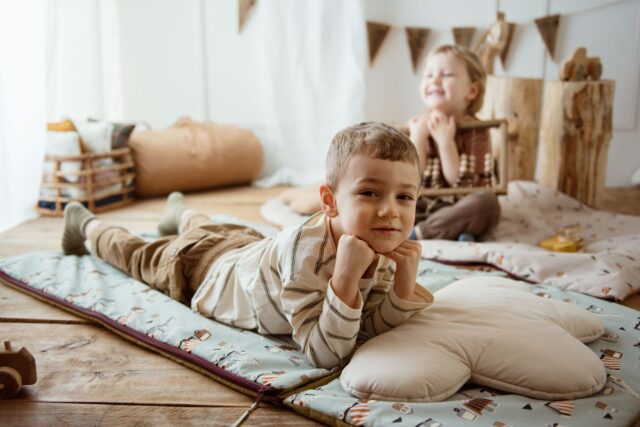 Śpiworek do żłobka dla chłopca w samochodziki niebieski