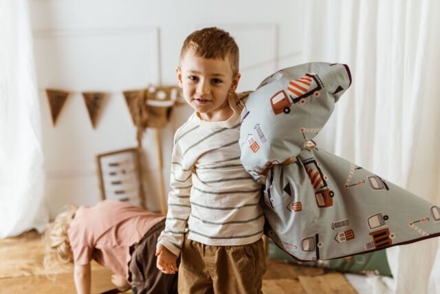 Śpiworek do żłobka dla chłopca w samochodziki niebieski
