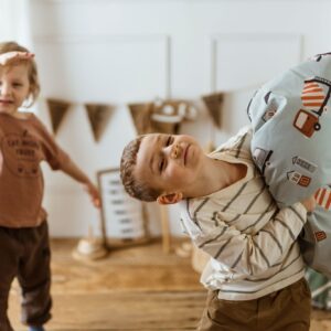 Śpiworek do żłobka dla chłopca w samochodziki niebieski