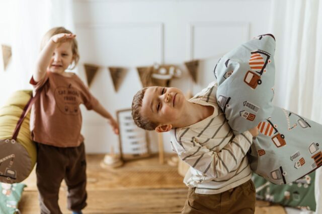 Śpiworek do żłobka dla chłopca w samochodziki niebieski