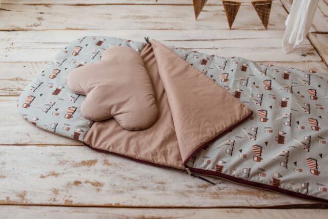 Śpiworek do żłobka dla chłopca w samochodziki niebieski