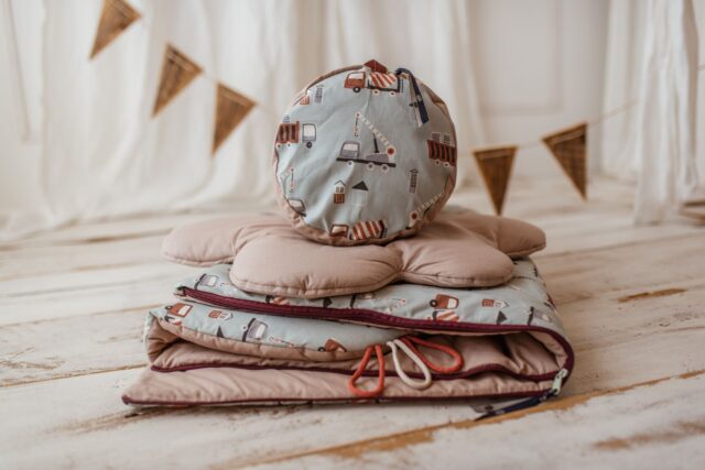 Śpiworek do żłobka dla chłopca w samochodziki niebieski