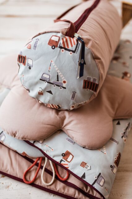 Śpiworek do żłobka dla chłopca w samochodziki niebieski