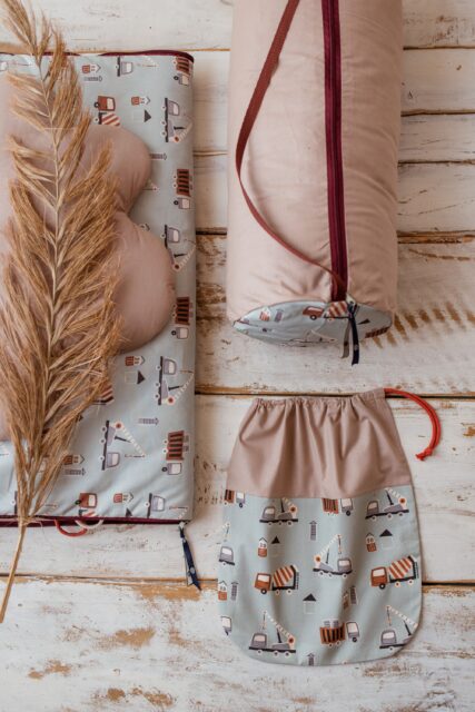 Śpiworek do żłobka dla chłopca w samochodziki niebieski