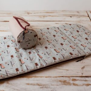 Śpiworek do żłobka dla chłopca w samochodziki niebieski