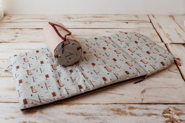 Śpiworek do żłobka dla chłopca w samochodziki niebieski