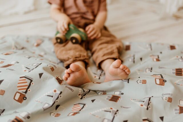 Śpiworek do żłobka dla chłopca w samochodziki niebieski