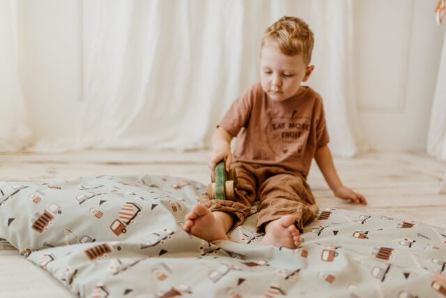 Śpiworek do żłobka dla chłopca w samochodziki niebieski