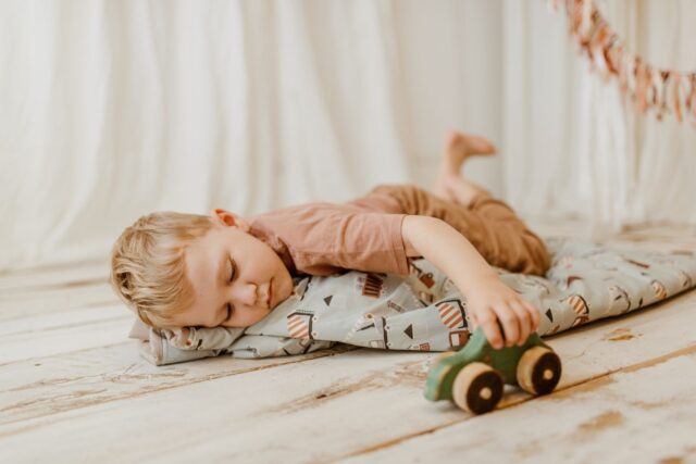 Śpiworek do żłobka dla chłopca w samochodziki niebieski