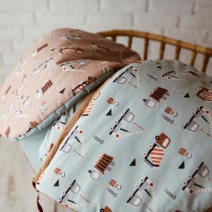 Śpiworek do żłobka dla chłopca w samochodziki niebieski